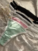 Pack de bombachas tipo less confeccionadas en algodón morley acanalado, con detalles de puntilla en los bordes y reguladores metálicos en los laterales.