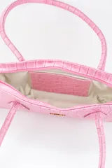 Cartera tipo baguette color negro con textura efecto cocodrilo, diseño alargado, doble asa de mano y cierre superior.