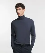 Buzo de corte slim con cuello alto y manga larga, confeccionado en tejido de punto liso.