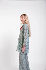 Camisa de moldería clásica confeccionada en tela de encaje de círculos de algodón, con mangas largas y cierre frontal de botones.
