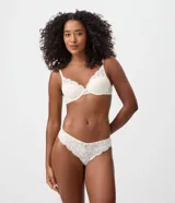 Bombacha de encaje color marfil de corte bikini hilo dental, con laterales anchos, diseño de textura floral y detalle de medalla metálica de la marca Lov.