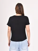Remera negra de mangas cortas y cuello redondo con detalle de costura horizontal en la parte superior.