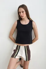 Musculosa blanca de algodón, de corte recto y escote redondo.