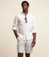 Bermuda básica masculina de sarga color gris, con trabillas en la cintura, cierre tradicional de botón y cremallera, y bolsillos funcionales.