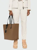 Pantalón cargo de corte recto en color beige, con bolsillos laterales y cierre frontal con cinturón integrado.