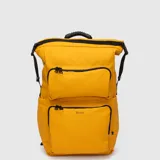 Mochila urbana color amarillo vibrante, estilo roll-top con múltiples bolsillos frontales con cierre, asa superior de goma negra y detalles de correas ajustables.