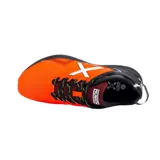 Championes deportivos Munich modelo Stroke 04, diseñados para hockey, con combinación de colores naranja y negro. Presentan el logo característico de la marca en blanco en el lateral, suela con relieve para mayor tracción y cordones negros.