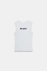 Musculosa de canalé gris claro melange, de corte ajustado, con cuello redondo y texto bordado en contraste en el pecho.