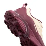 Championes de trekking Umbro Zia, combinación de beige y bordó con suela dentada y cordones al tono.