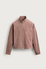 Cazadora cropped fit confeccionada en piel con acabado serraje, color rosado, con cuello subido, manga larga con puño de botón, bolsillos de vivo en la cadera y cierre frontal de cremallera.