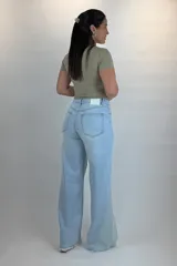 Jeans wide leg de tiro medio en color celeste claro, con diseño de pernera ancha, costuras destacadas y detalle deflecado en el dobladillo inferior.