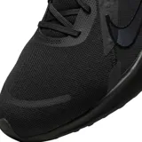 Championes de running Nike Quest 5, color negro con entresuela blanca. Presentan un diseño de malla transpirable, cierre con cordones y el logo de la marca en el lateral.