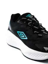 Championes deportivos Umbro Kron para hombre, color negro con entresuela blanca gruesa, detalles en turquesa y cordones bicolor.