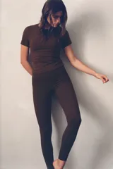 Leggings deportivas de tiro alto color marrón oscuro, confeccionadas en tejido funcional con tecnología SoftMove™ y DryMove™ para suavidad y absorción de sudor.