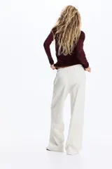 Pantalón tipo jogger de corte holgado y piernas amplias, confeccionado en felpa con interior cepillado. Presenta cintura elástica con cordón de ajuste y bolsillos laterales discretos.
