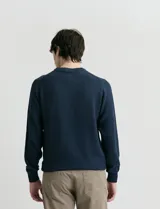 Sweater de punto con escote redondo, confeccionado en algodón con textura de punto fantasía en cuerpo y mangas, y terminaciones en punto canalé en cuello y puños.