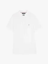 Chomba blanca de algodón orgánico y lino, corte regular, cuello de chomba, cartera de dos botones, diseño liso y logo de Tommy Hilfiger bordado en el pecho.