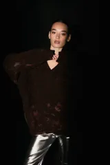 Sweater oversized de tejido de punto con escote en V y diseño teñido estilo batik en tono marrón oscuro.