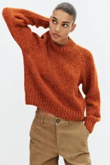 Jersey de punto de cuello redondo y manga larga, con diseño de tejido grueso y acabados en rib en cuello, puños y ruedo.