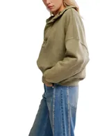 Buzo de algodón en tono verde oliva desgastado, con cuello polo abotonado y puños y ruedo de elástico.