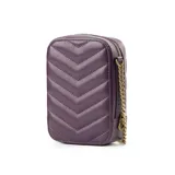 Bandolera mini color púrpura, con diseño acolchado en forma de chevron y correa de cadena dorada regulable. Tiene cierre superior y bolsillo interno con cierre.