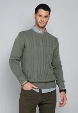 Sweater verde oliva de punto con diseño de trenzas verticales.