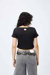 Remera cropped color crudo, de ribb con escote cuadrado y manga corta.