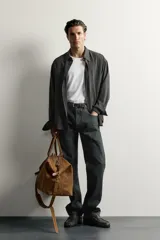 Camisa de hombre regular fit confeccionada en tejido fluido de viscosa gris, con cuello solapa, manga larga con puño abotonado y cierre frontal con botones.
