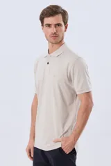 Remera polo de piqué de algodón color azul, de manga corta, con cuello camisero, cierre frontal de dos botones y pequeño logo bordado en el pecho.