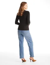 Remera de modal manga larga, color negro, con escote en V y detalle de nudo frontal con abertura tipo ojal.