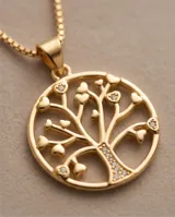 Collar de bronce dorado con cadena fina y dije circular con diseño del árbol de la vida con detalles brillantes.