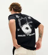 Remera negra de algodón con corte relax, cuello redondo, mangas cortas y gran estampa en la espalda con diseño de un tocadiscos y tipografía.