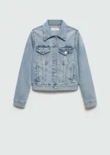 Chaqueta de jean clásica con cuello, cierre frontal de botones metálicos, bolsillos de parche con solapa en el pecho y bolsillos laterales. Presenta un lavado claro y mangas largas con puños abotonados.