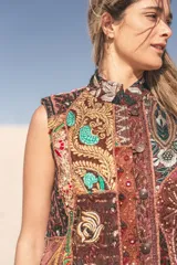 Chaleco bordado a mano con flores y mostacillas al estilo hindú.