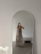 Vestido largo de tirantes finos con escote en V, estampado animal print de leopardo en tonos marrones y beige.