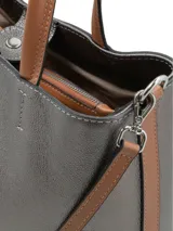 Cartera tipo tote de cuero color gris plomo, con doble asa corta y correa larga ajustable de color tostado. Presenta herrajes plateados y el logo de la marca grabado en la parte frontal.