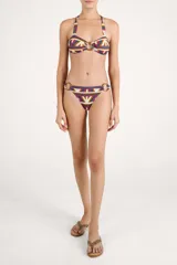 Bombacha de bikini con diseño geométrico multicolor y argollas decorativas en los laterales.