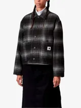 Camisa tipo jacket de Carhartt WIP con diseño a cuadros, confeccionada en mezcla de lana. Presenta corte boxy, cierre frontal con botones, cuello clásico y bolsillo en el pecho con parche de la marca.