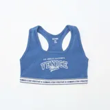 Top deportivo blanco con rayas horizontales rojas y top deportivo azul con estampado de la ciudad de Venice Beach, California. Ambos tops tienen espalda deportiva.