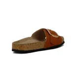 Sandalias bajas color marrón claro con tira ancha sobre el empeine y hebilla dorada ajustable. Suela de corcho y base de goma.