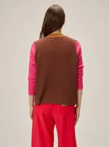Saco abierto de tejido de punto con diseño de bloques de color. Presenta cuerpo en rojo con solapas en tono tostado y mangas largas en color fucsia con textura acanalada.