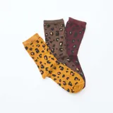 Pack de tres pares de medias de caña media con estampado de leopardo en colores marrón, ocre y bordó.