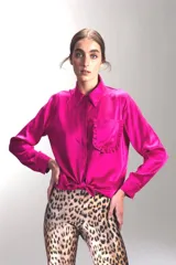 Camisa fucsia de seda con calce holgado, siza al hombro y bolsillo con volados.