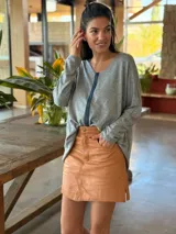 Sweater de tejido fino de viscoza color verde agua, con una tira vertical de cuero ovino en el centro.