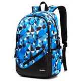 Mochila de tela de nylon con estampado geométrico en tonos azules, blancos y negros. Tiene doble cierre, doble bolsillo al frente y un bolsillo interior. Las correas de hombro son acolchonadas.