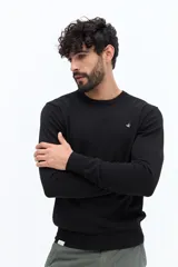 Sweater de hombre con escote redondo, manga larga y calce regular. Presenta un pequeño logo bordado en el pecho y puños acanalados.
