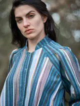 Chaqueta de lino con estampado a rayas verticales en tonos celeste, azul, blanco y marrón.