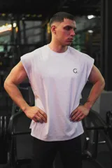 Musculosa negra de algodón, corte oversize, con un pequeño logo estampado en el pecho y un diseño gráfico grande en la espalda.