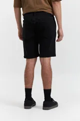 Bermuda de jean de corte regular, color blanco, con dobladillo en el ruedo, cierre frontal con botón y bolsillos laterales y traseros.