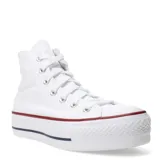 Championes de caña alta Converse modelo Chuck Taylor All Star Lift, color blanco. Confeccionados en lona de algodón con plataforma de goma doble apilada, puntera de goma y cierre de cordones. Presentan las clásicas líneas roja y azul en la entresuela.